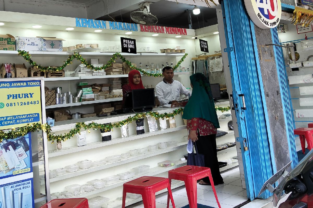 Harga Plastik di Jogja Melonjak hingga 70 Persen, Penjualan Anjlok