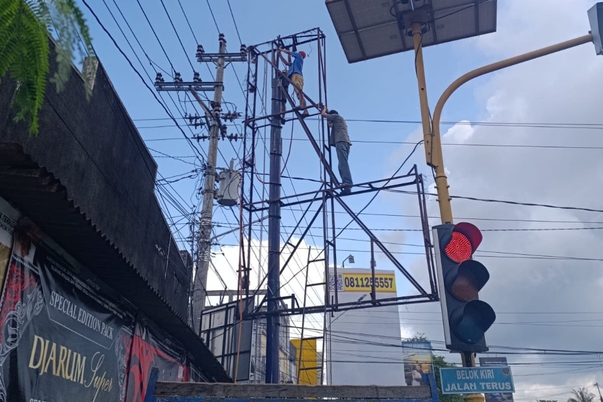Satpol PP Bantul Tertibkan Baliho Raksasa di Jalur Protokol