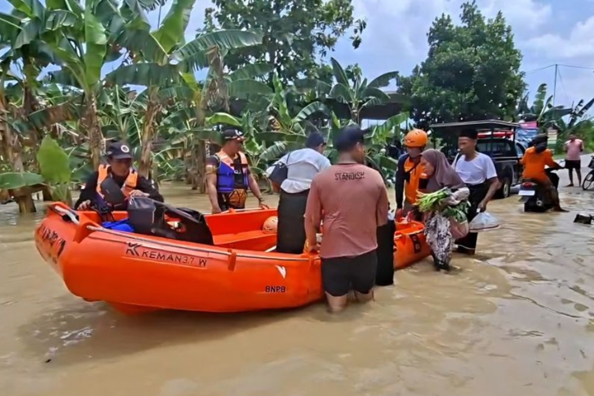 2.839 Warga Demak Bertahan di Pengungsian, Jalan Lumpuh Terendam