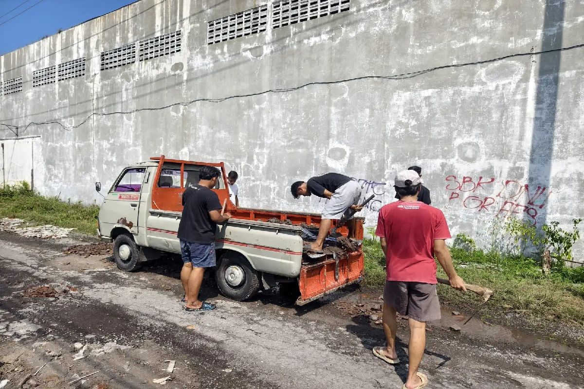 Jalan Rusak, Karang Taruna Songgorunggi Karanganyar Inisiatif Perbaiki