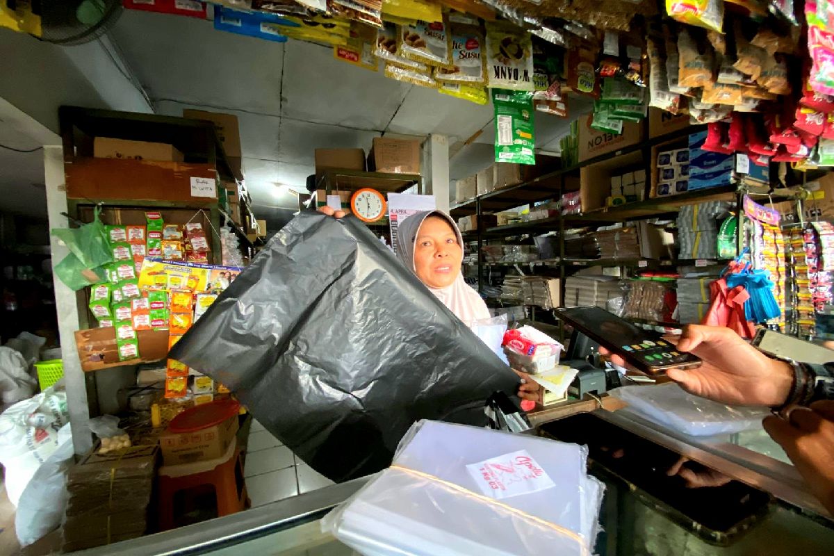 Harga Plastik Naik Drastis, Pedagang dan UMKM Sleman Terpukul