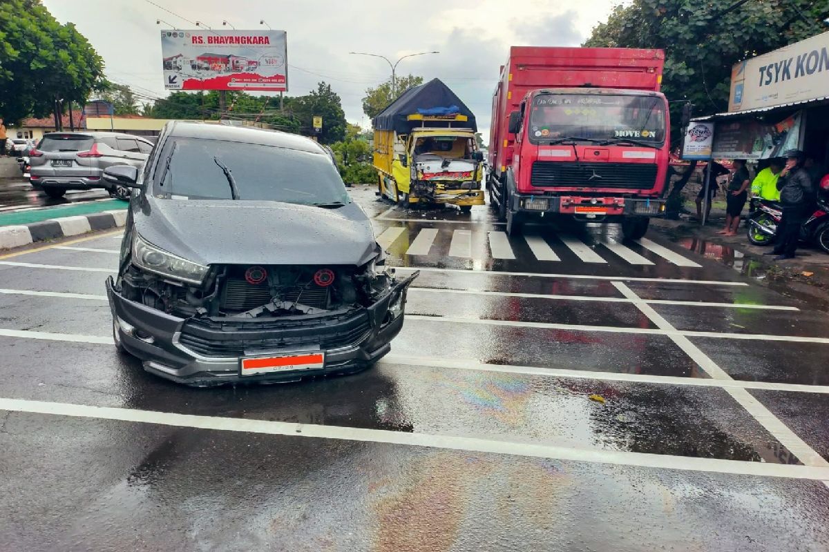 Innova Oleng Tabrak Truk di Jalan Jogja-Solo, Sopir Luka Parah