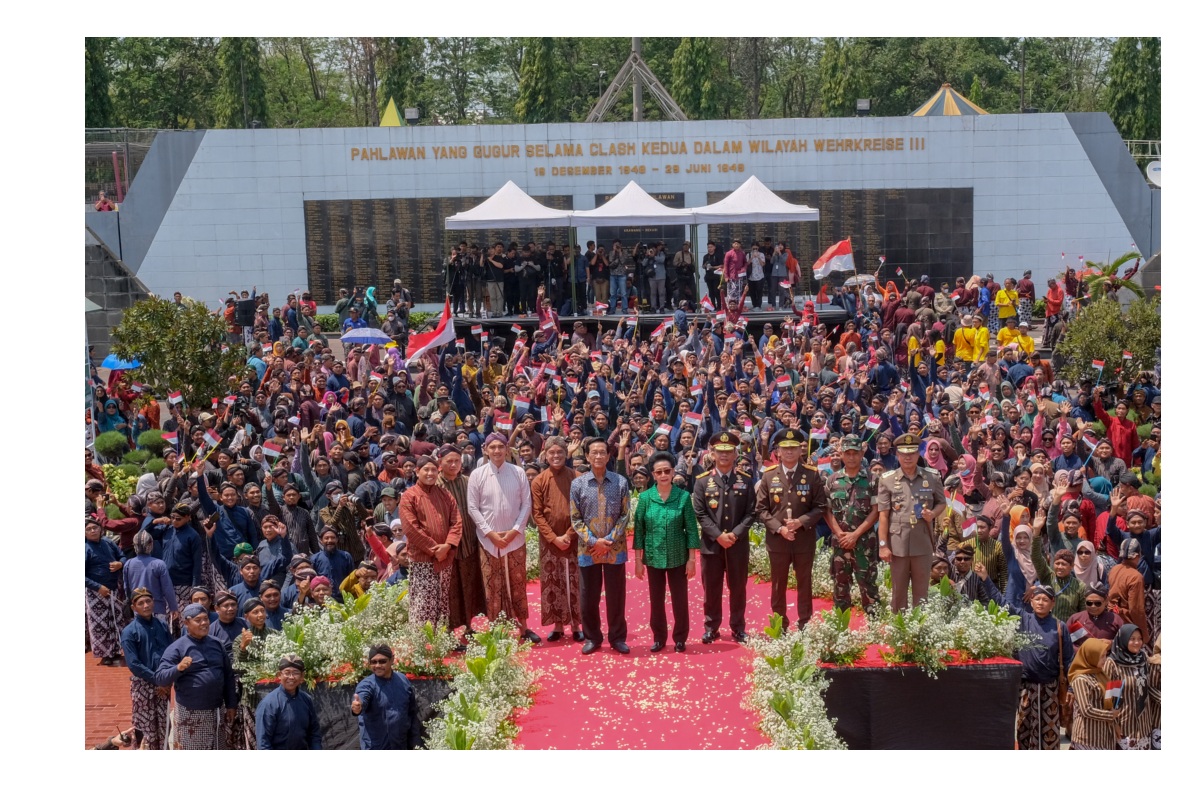 Lurah dan Pamong Sowan untuk Mangayu Bagya 80 Tahun Sultan HB X