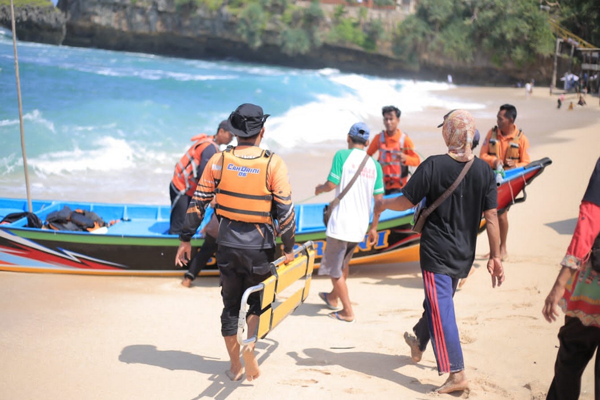 3 Wisatawan Terseret Ombak di Pantai Ngrumput Gunungkidul