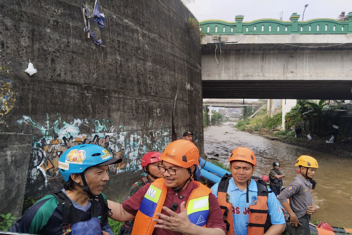 Susur Sungai Code, Hasto Temukan Kandang Ayam hingga Pendangkalan