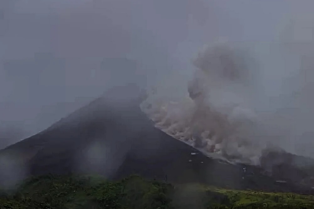 Gunung Merapi Terus Muntahkan Lava dan Awan Panas