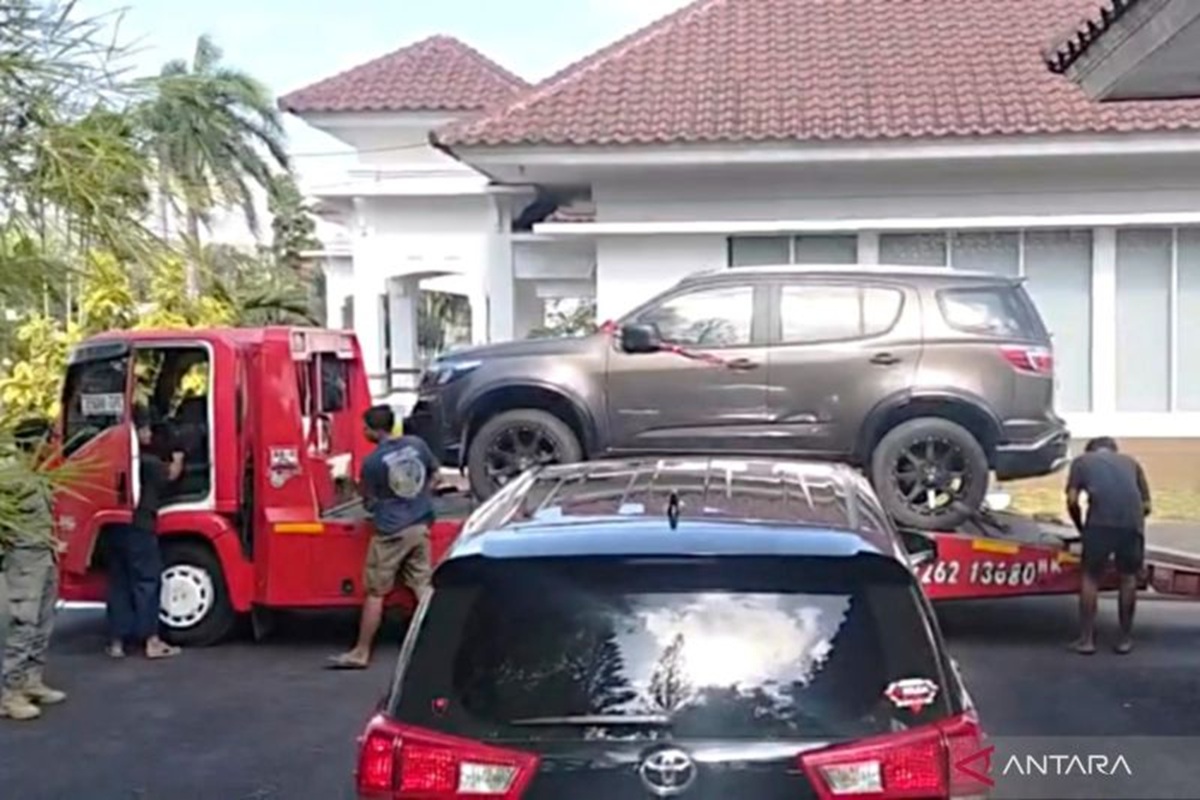 Dua Mobil dari Pendopo Bupati Lombok Barat Dibawa KPK