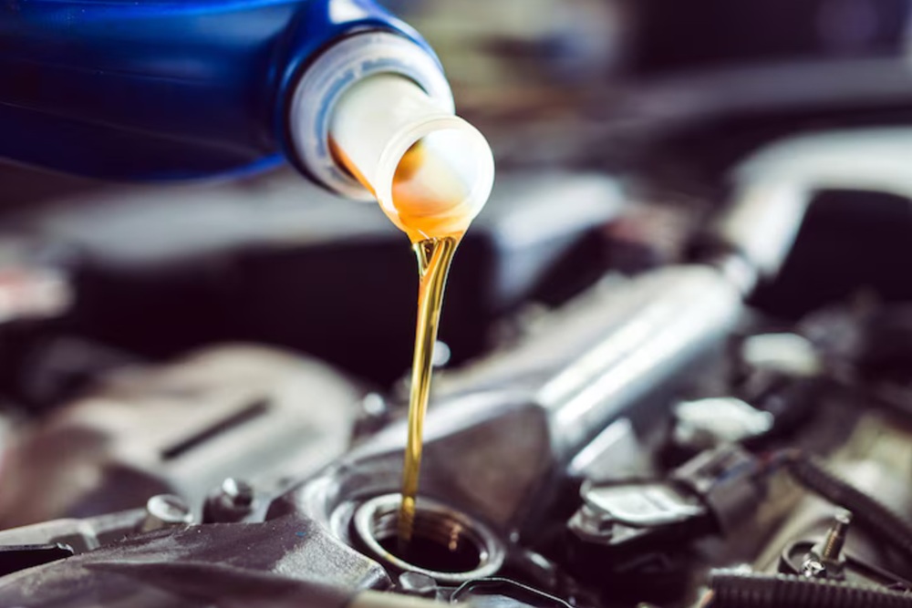 Telat Ganti Oli Mobil Bisa Picu 5 Masalah Serius, Ini Risikonya