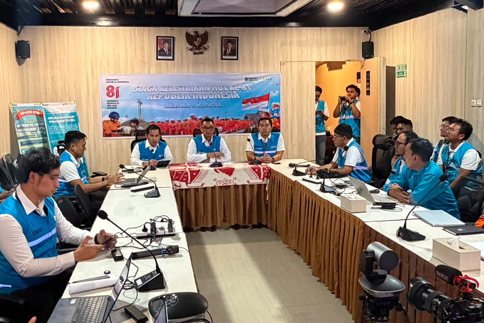 Suasana Direktur Utama PLN, Darmawan Prasodjo, saat memimpin rapat koordinasi siaga bencana Flores, Nusa Tenggara Timur, sekaligus melakukan konferensi pers di PLN Unit Pelayanan Pelanggan Flores Bagian Barat, Manggarai Barat, pada Sabtu malam (15/8). Darmawan menyampaikan bahwa PLN melakukan pengamanan secara menyeluruh terhadap sistem kelistrikan nasional guna mendukung seluruh rangkaian peringatan Hari Ulang Tahun (HUT) ke-81 Kemerdekaan Republik Indonesia (RI)